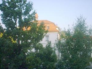 Blick zum �rztehaus,  August 2000
